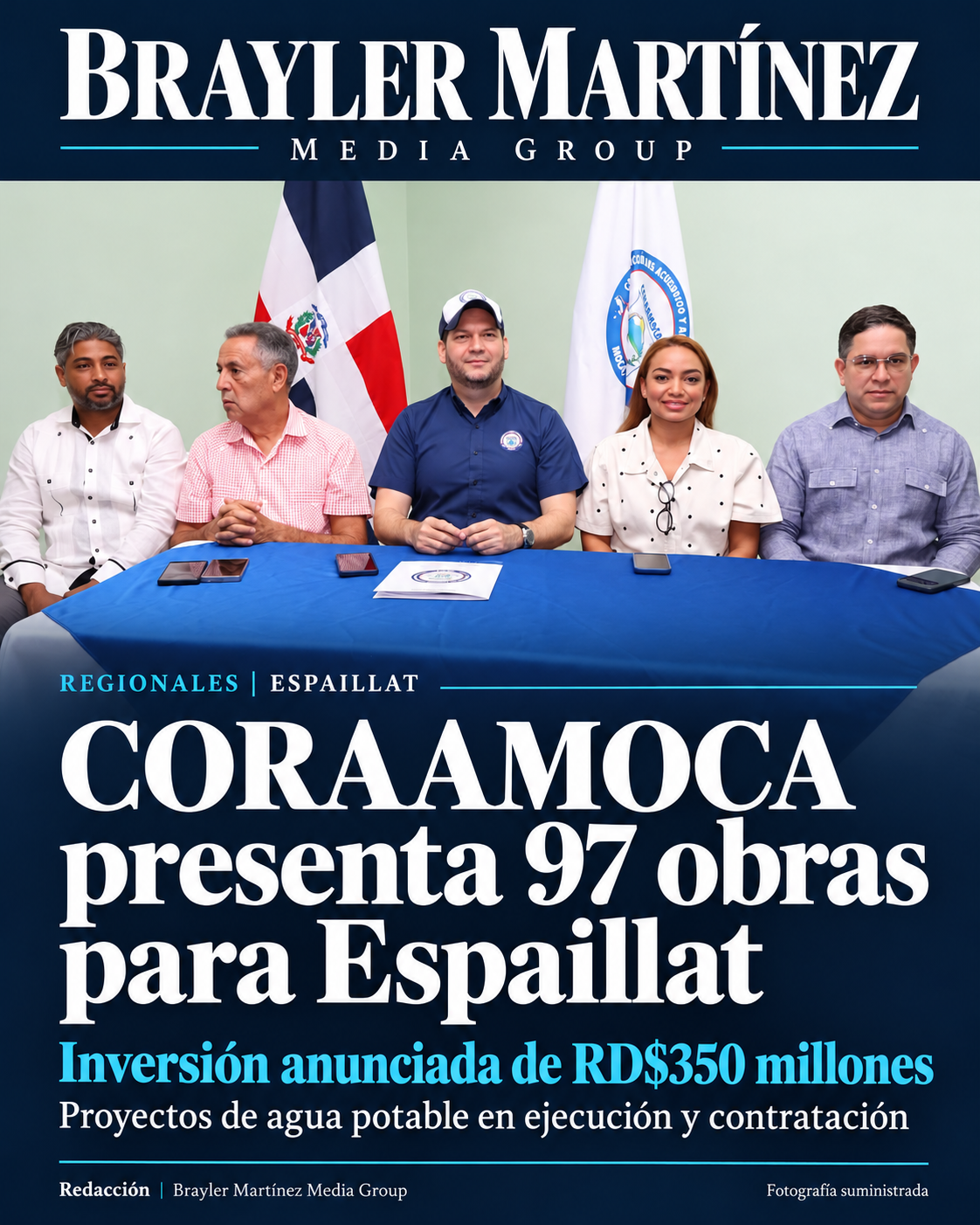 Sandy Méndez, director de CORAAMOCA, junto a otras cuatro personas en una mesa durante la presentación de las obras